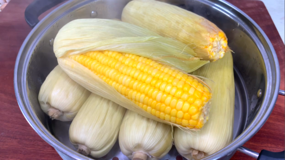 玉米煮多久就熟了,玉米隔水蒸还是放在水里煮